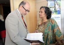 Ishrat Shamin (Presidenta Fundadora del Centro de Estudios de la Mujer y de la Infancia en Bangladesh) y Félix Balboa (Presidente-Fundador de Fundación Phi)