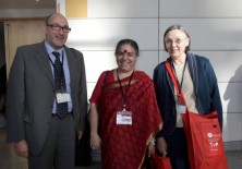 Dra. Vandana Shiva (fundadora de la Fundación para la Investigación Científica, Tecnológica y Ecológica en India), Félix Balboa y María Lezaun (Presidente-Fundador y Vicepresidenta-Fundadora de Fundación Phi)