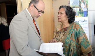 Ishrat Shamin (Presidenta Fundadora del Centro de Estudios de la Mujer y de la Infancia en Bangladesh) y Félix Balboa (Presidente-Fundador de Fundación Phi)