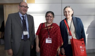 Dra. Vandana Shiva (fundadora de la Fundación para la Investigación Científica, Tecnológica y Ecológica en India), Félix Balboa y María Lezaun (Presidente-Fundador y Vicepresidenta-Fundadora de Fundación Phi)