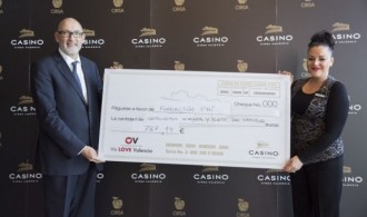 Félix Balboa, presidente y fundador de Fundación Phi, recibiendo el cheque por valor de 787,14 €
