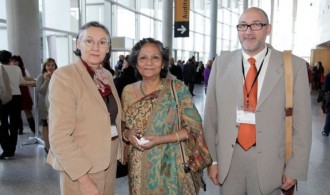 Ishrat Shamin (Presidenta Fundadora del Centro de Estudios de la Mujer y de la Infancia en Bangladesh), Félix Balboa y María Lezaun (Presidente-Fundador y Vicepresidenta-Fundadora de Fundación Phi)