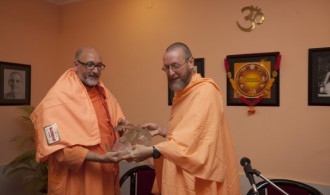 Pujya Swami Rameshwarananda Giri Maharaj y Rev. Swami Atamananda Udasin