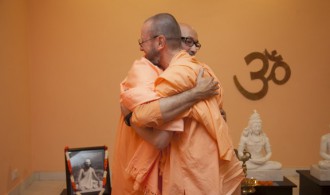 Pujya Swami Rameshwarananda Giri Maharaj y Rev. Swami Atamananda Udasin