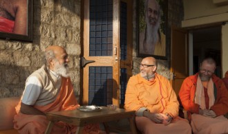 H.H Shivarudra Balayogi y Pujya Swami Rameshwarananda Giri Maharaj