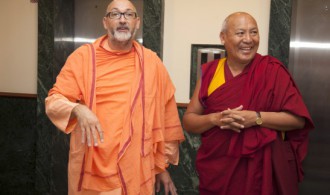 Pujya Swami Rameshwarananda Giri Maharaj con el Venerable Geshe Lhakdor (Library of Tibetan Works & Archives)