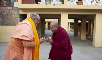 Nechung Dorje Drayangling Monastery - The Medium of Tibet's State Oracle - Venerable Thupten Ngodub con Pujya Swami Rameshwarananda Giri Maharaj