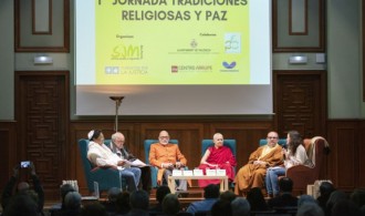 De izquierda a derecha: Isaac Sananes Haserfaty (judaísmo), Vicente Collado (cristianismo), Swami Rameshwarananda Giri (hinduismo), Ven. Tenzin Chöky (busdismo), Vicente Mota (islam), Amparo Navarro (SJM Valencia)