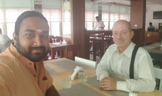 El Dr. Albert Ferrer con Swami Satyam de Kerala en India uniendo fuerzas de cara a la puesta en marcha del proyecto