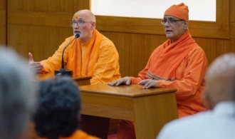 Pujya Swami Rameshwarananda Giri Maharaj y Rev. Swami Atmapriyananda Maharaj