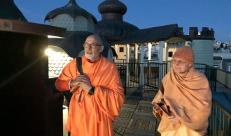 The Old Temple. Swami Rameshwarananda Giri con Swami Tattwamayananda