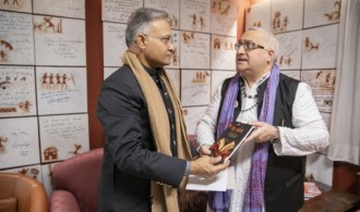 Ramchandani hace entrega del libro Veda Dárshana al Sr. Embajador