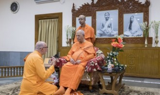 H.H. Srimat Swami Smarananandaji President Maharaj de la Ramakrishna Mission and Math de Calcuta