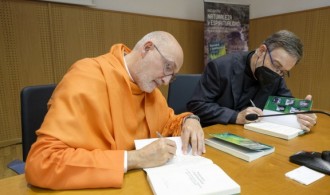 Pujya Swami Rameshwarananda Giri Maharaj firmando ejemplares