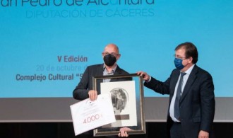 Félix Balboa recogiendo el premio de la mano del presidente de la Junta de Extremadura, Guillermo Fernández Vara
