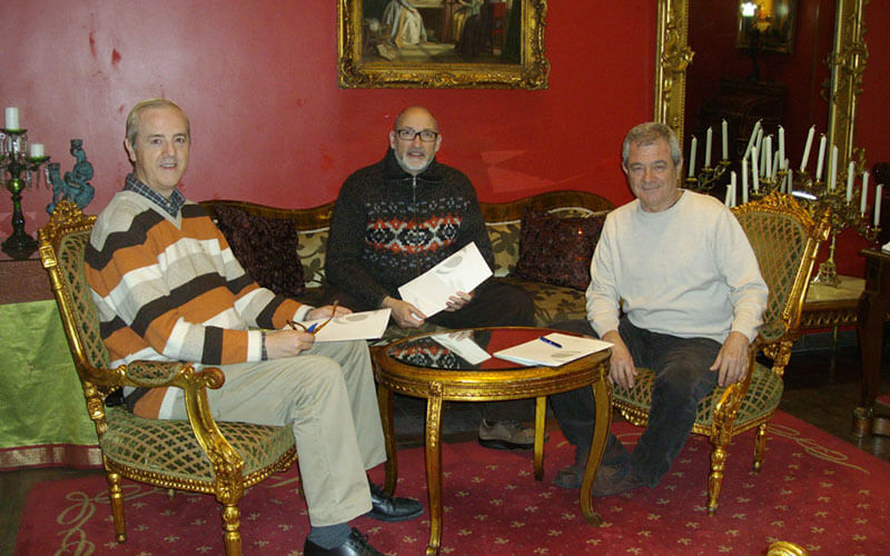 De izquierda a derecha: D. Pedro Pozas (Director Ejecutivo del Proyecto Gran Simio en España), D. Félix Balboa (presidente-fundador de Fundación Phi) y José Pablo Gadea (presidente de Fundació Mediambiental) De izquierda a derecha: D. Pedro Pozas (Director Ejecutivo del Proyecto Gran Simio en España), D. Félix Balboa (presidente-fundador de Fundación Phi) y José Pablo Gadea (presidente de Fundació Mediambiental)