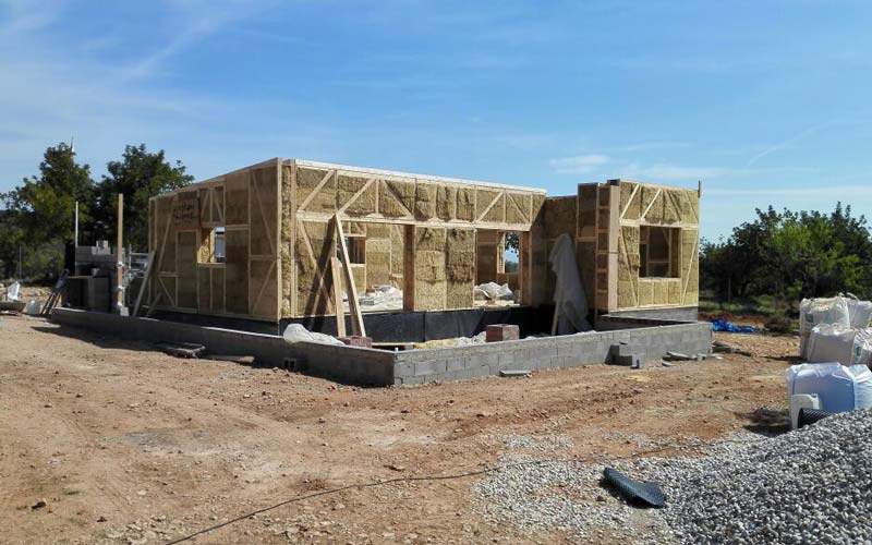 PROYECTO Y CONSTRUCCIÓN DE CASA DE PAJA EN CHIVA (VALENCIA)
